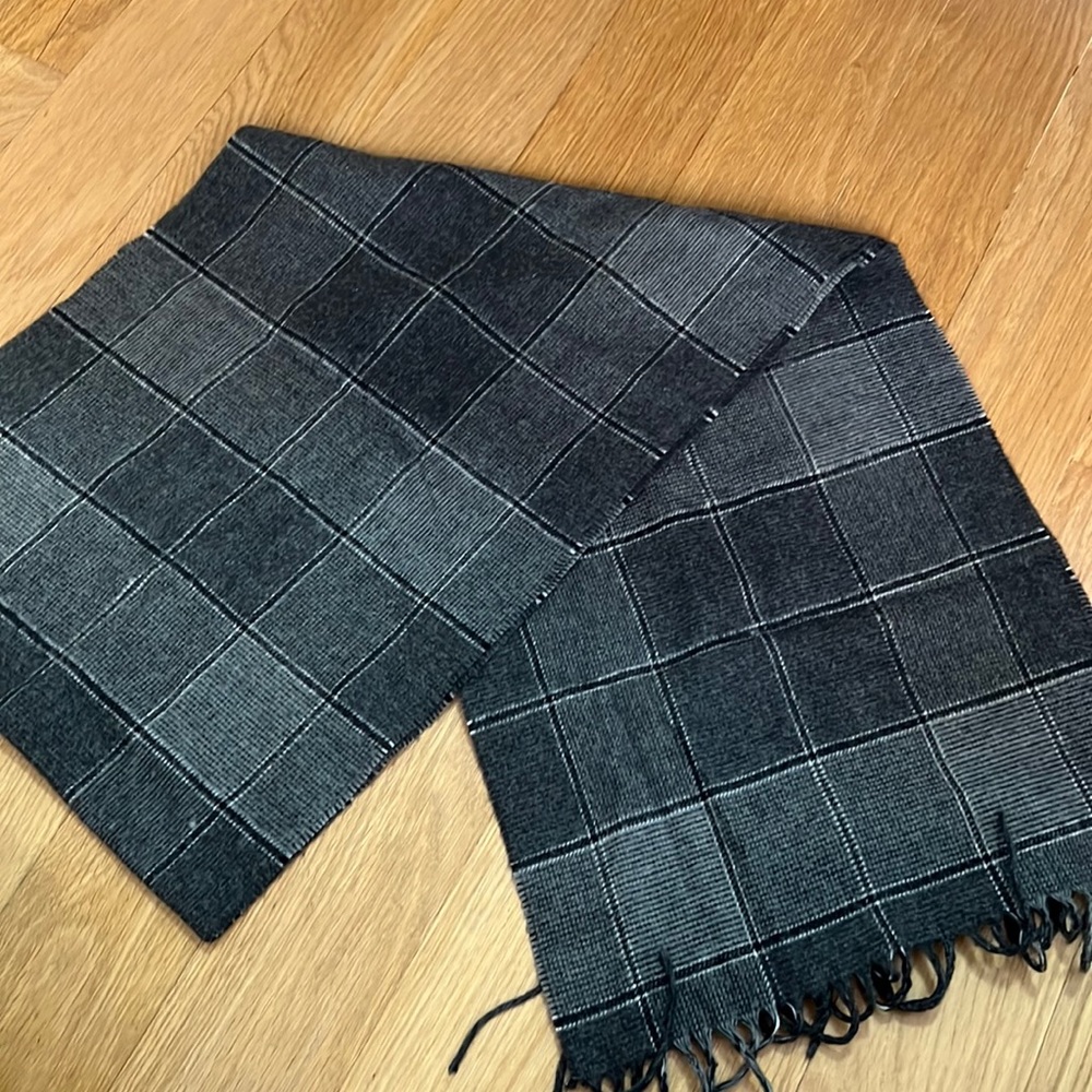 Gray checkered scarf